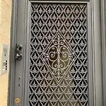 Daire Bo, Peace & Bordeaux